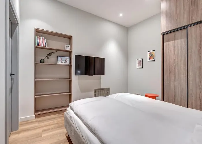 Domillion 5bdr Modern Urban Fourplex So1f *